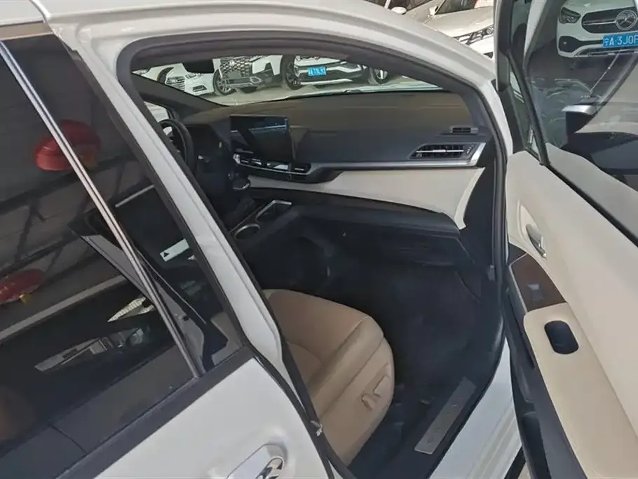 Toyota Granvia 2023 из CN, фото 8