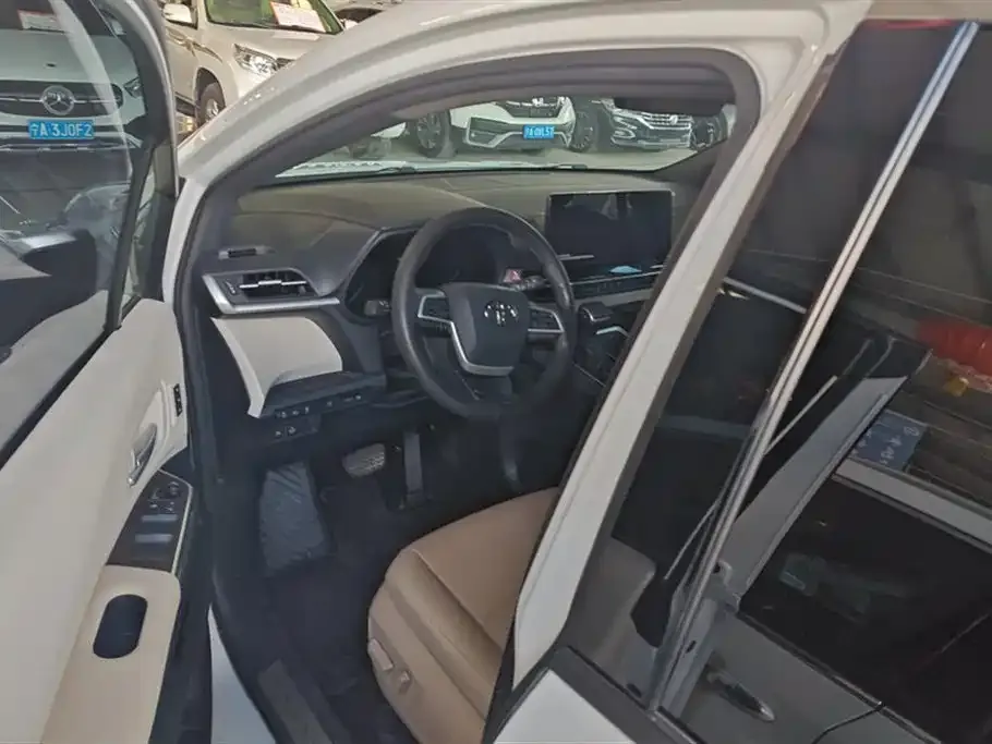 Toyota Granvia 2023 из CN, фото 9