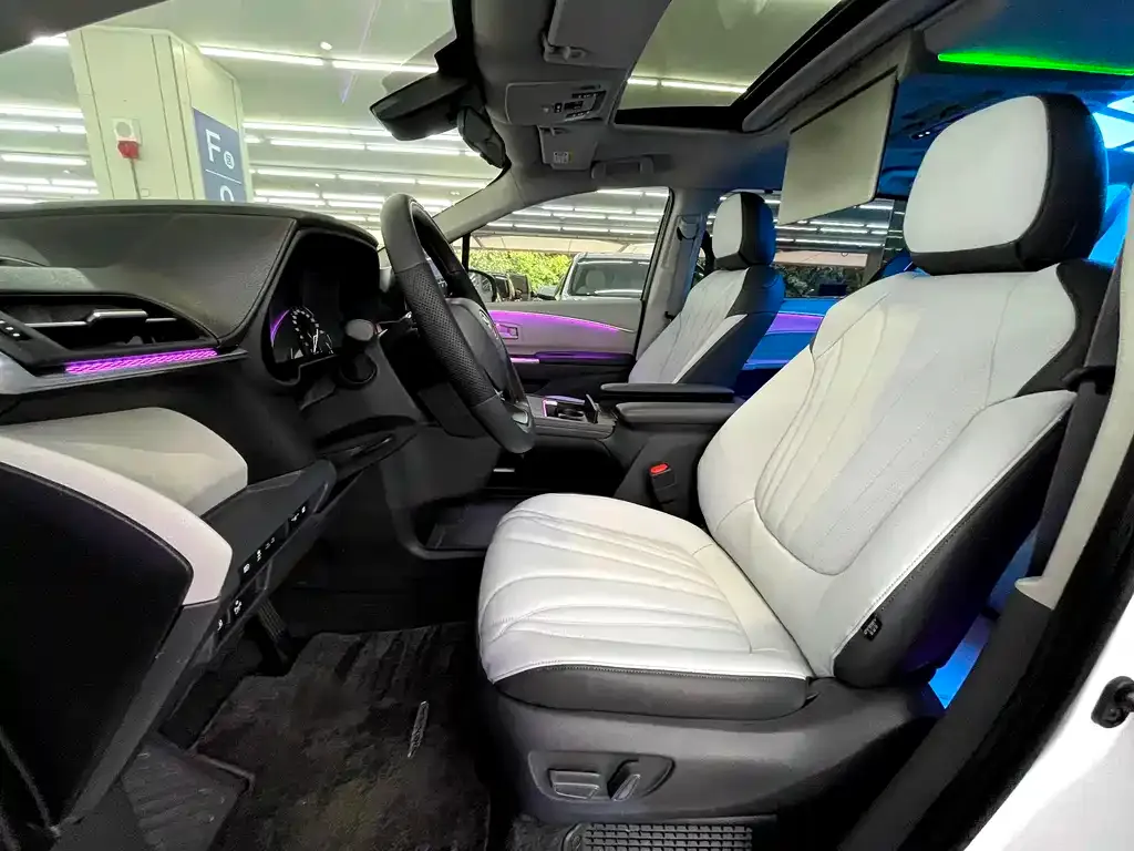 Toyota Sienna 2023 из CN, фото 5
