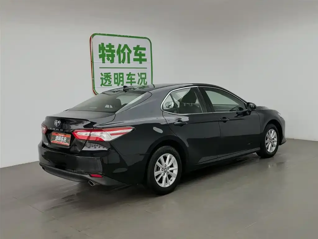Toyota Camry — фото 2