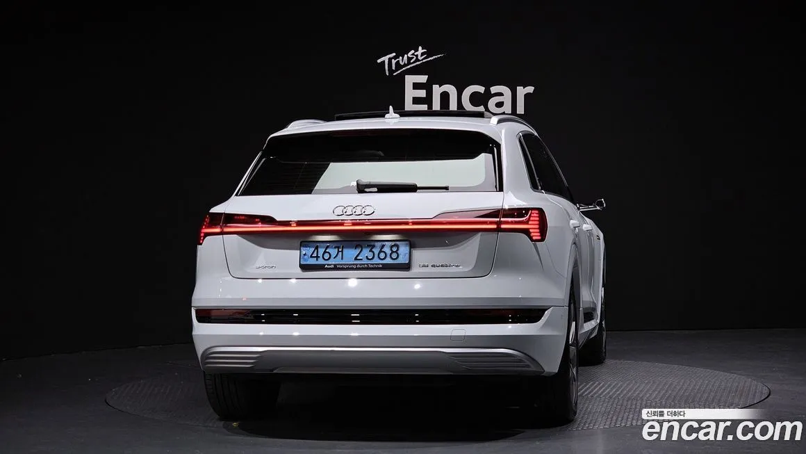 Audi e-tron — фото 4