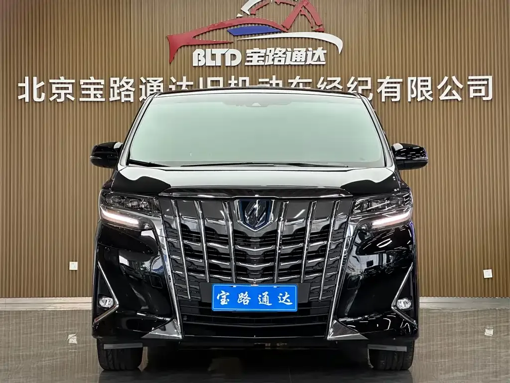 Toyota Alphard — фото 2