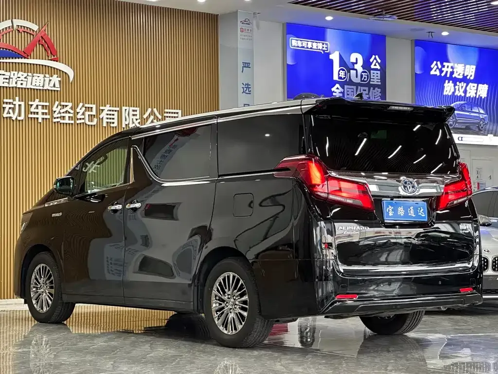 Toyota Alphard — фото 4