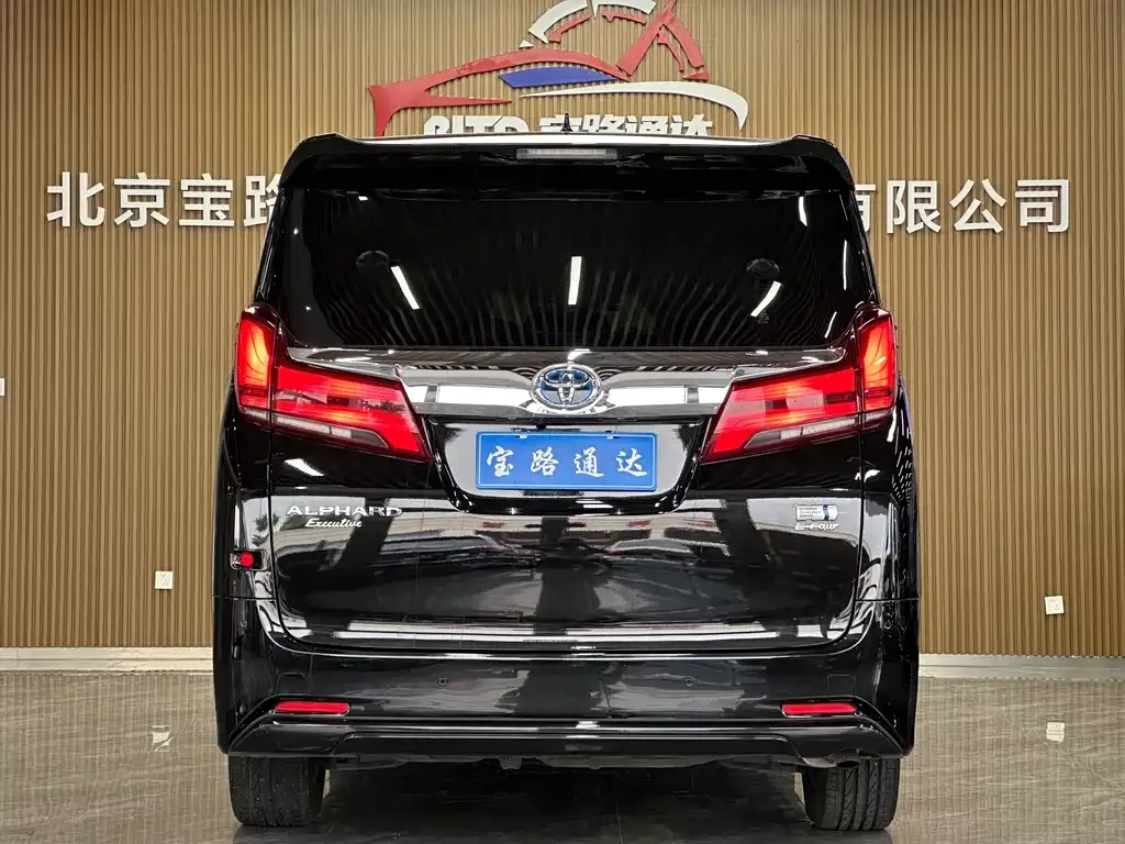 Toyota Alphard — фото 5