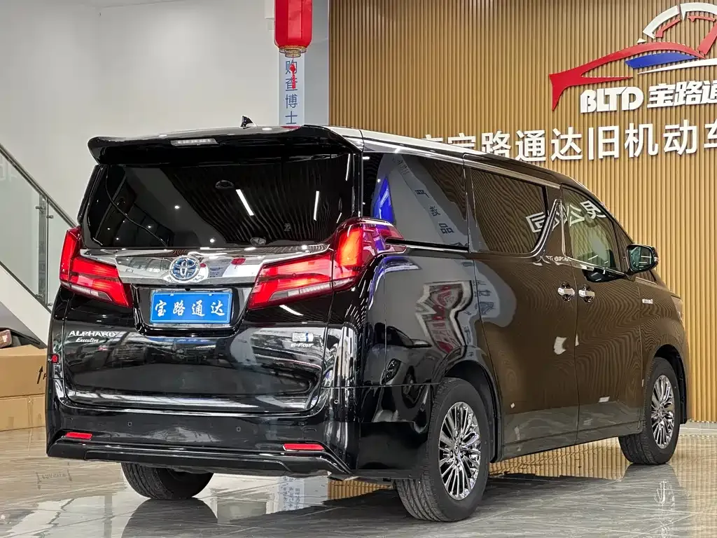 Toyota Alphard — фото 6