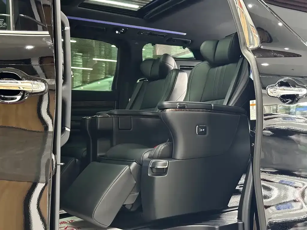 Toyota Alphard — фото 8