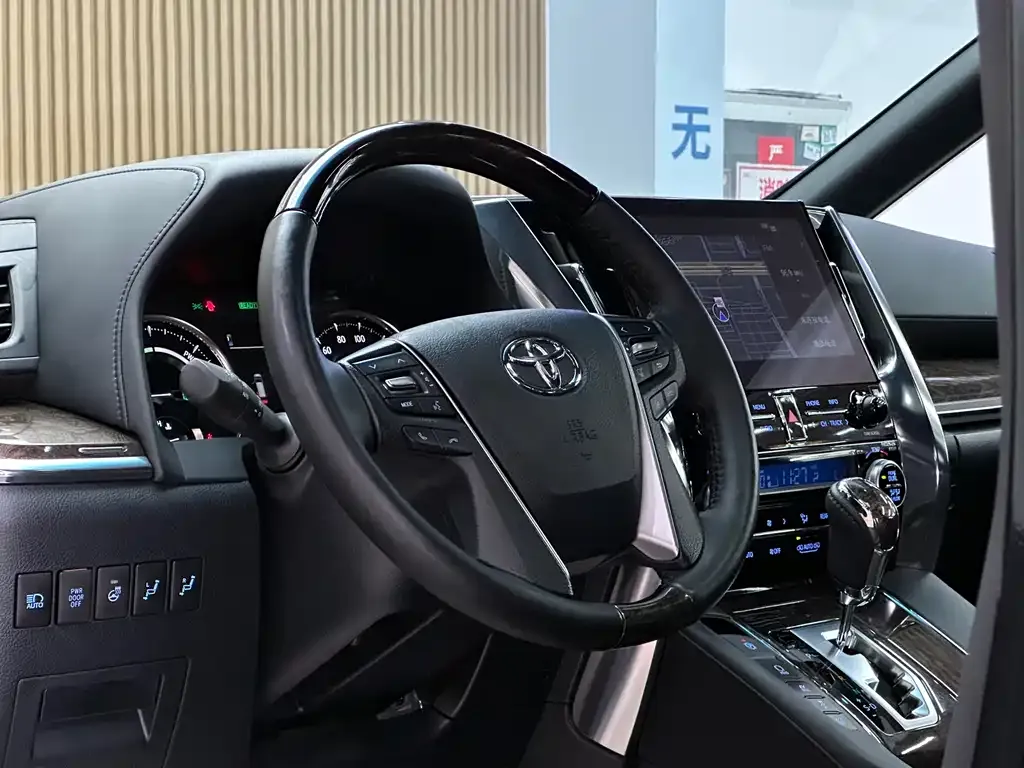 Toyota Alphard — фото 9