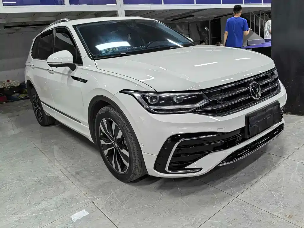 Volkswagen Tiguan L — фото 3
