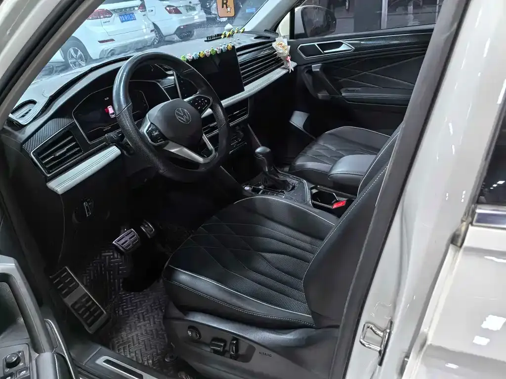 Volkswagen Tiguan L — фото 7