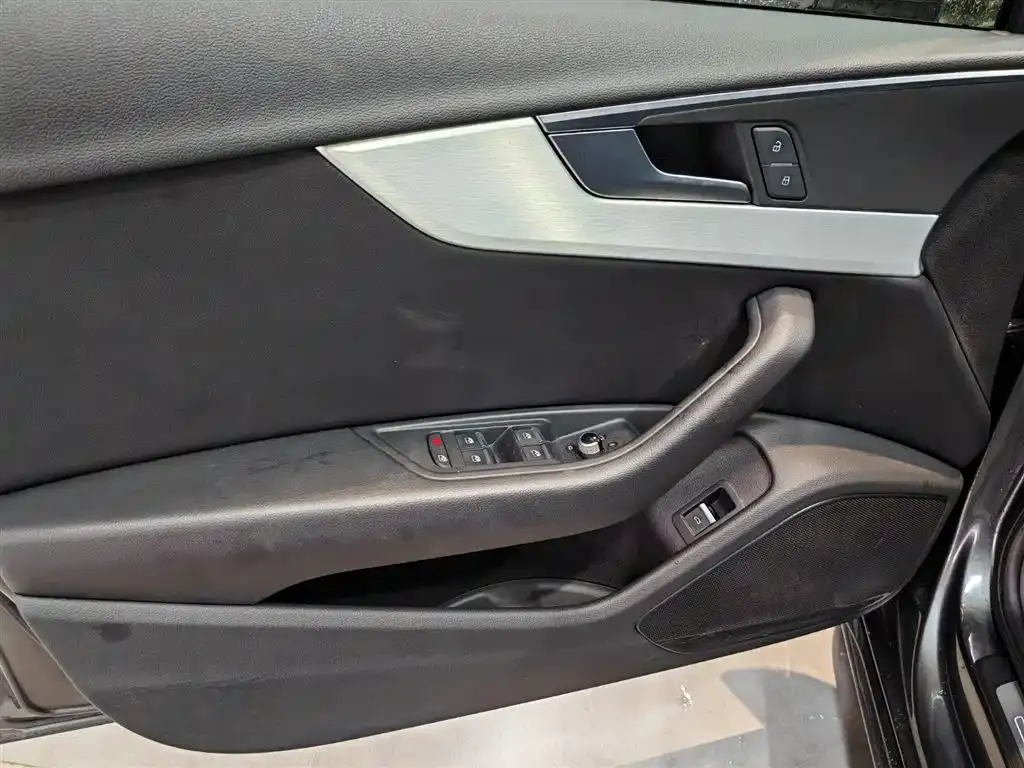 Audi A4L 2021 из CN, фото 9