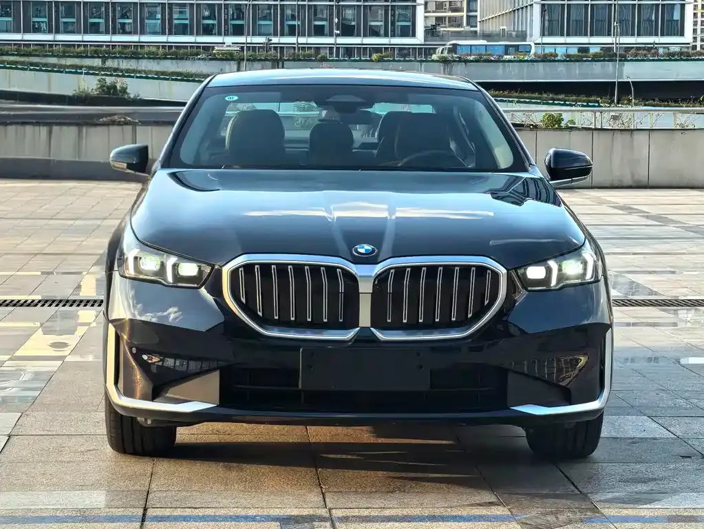 BMW 5 Series 2025 из CN, фото 2
