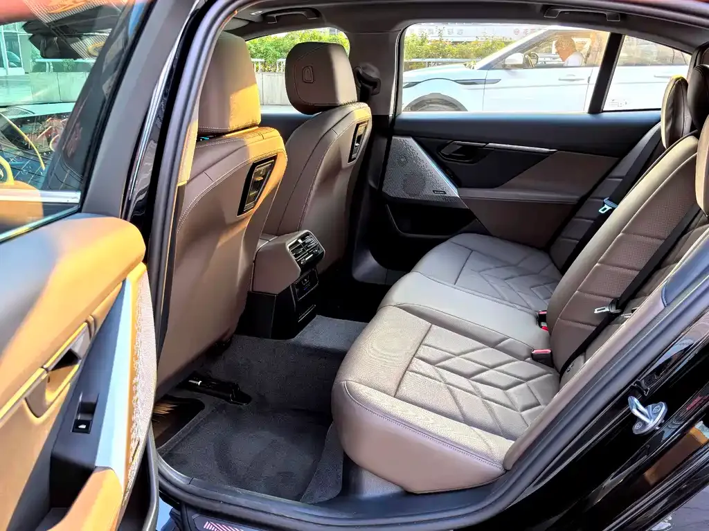 BMW 5 Series 2025 из CN, фото 6