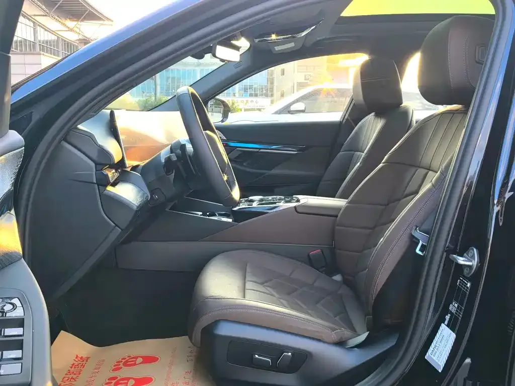 BMW 5 Series 2025 из CN, фото 7