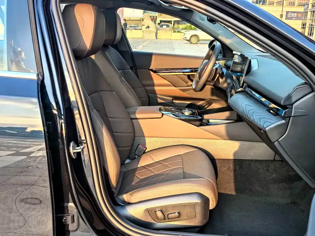 BMW 5 Series 2025 из CN, фото 8