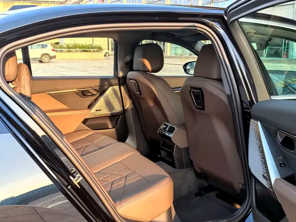 BMW 5 Series 2025 из CN, фото 9