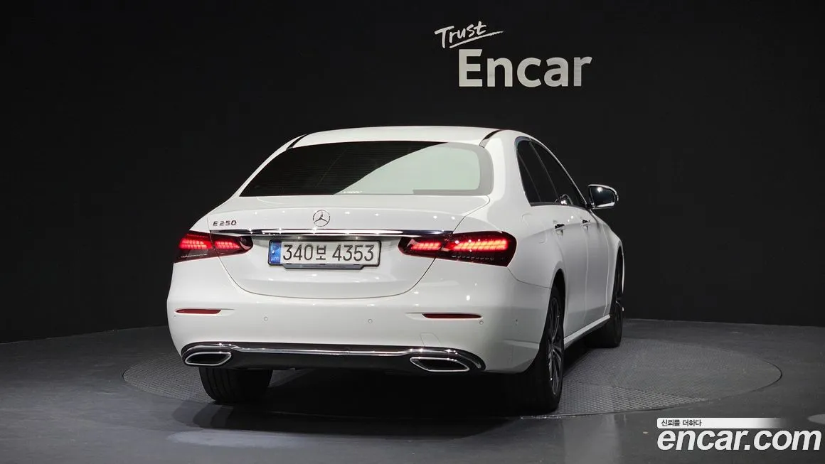 Mercedes-Benz E-Class — фото 4