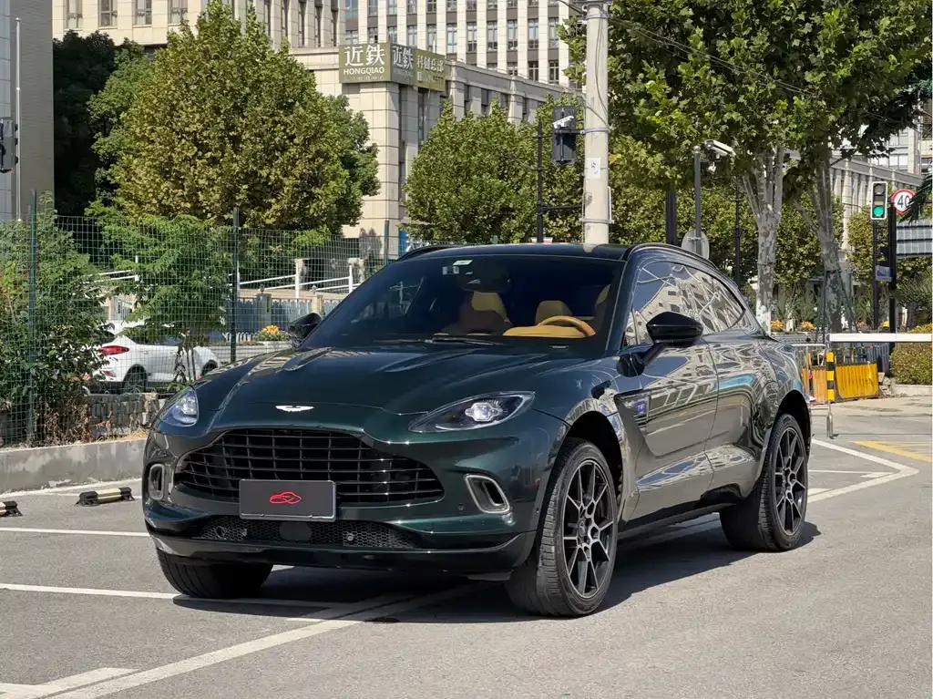 Aston Martin DBX — фото 1