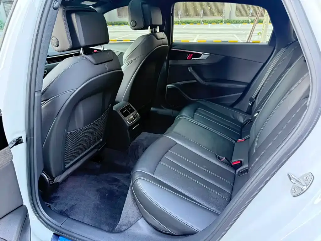 Audi A4L 2023 из CN, фото 10