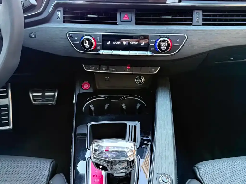 Audi A4L 2023 из CN, фото 4