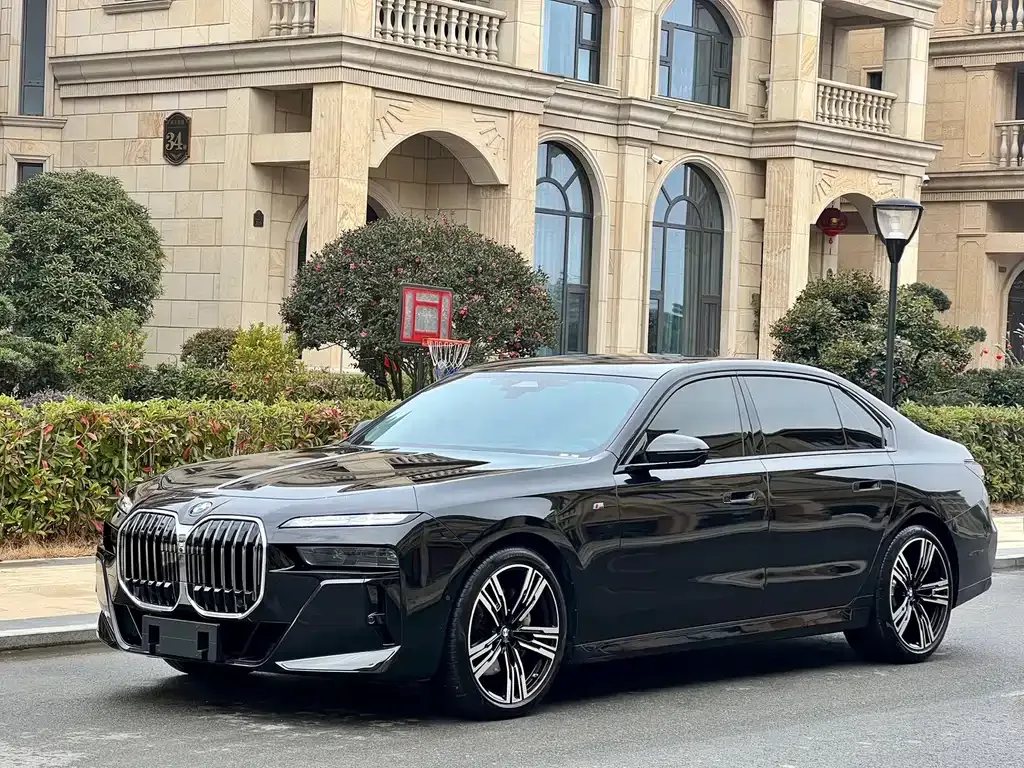 BMW 7 Series — фото 1