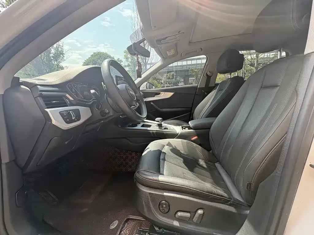 Audi A4L 2022 из CN, фото 4