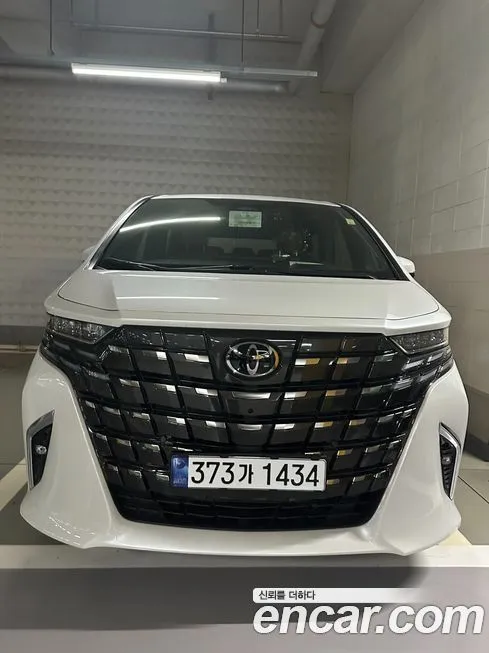 Toyota Alphard — фото 1