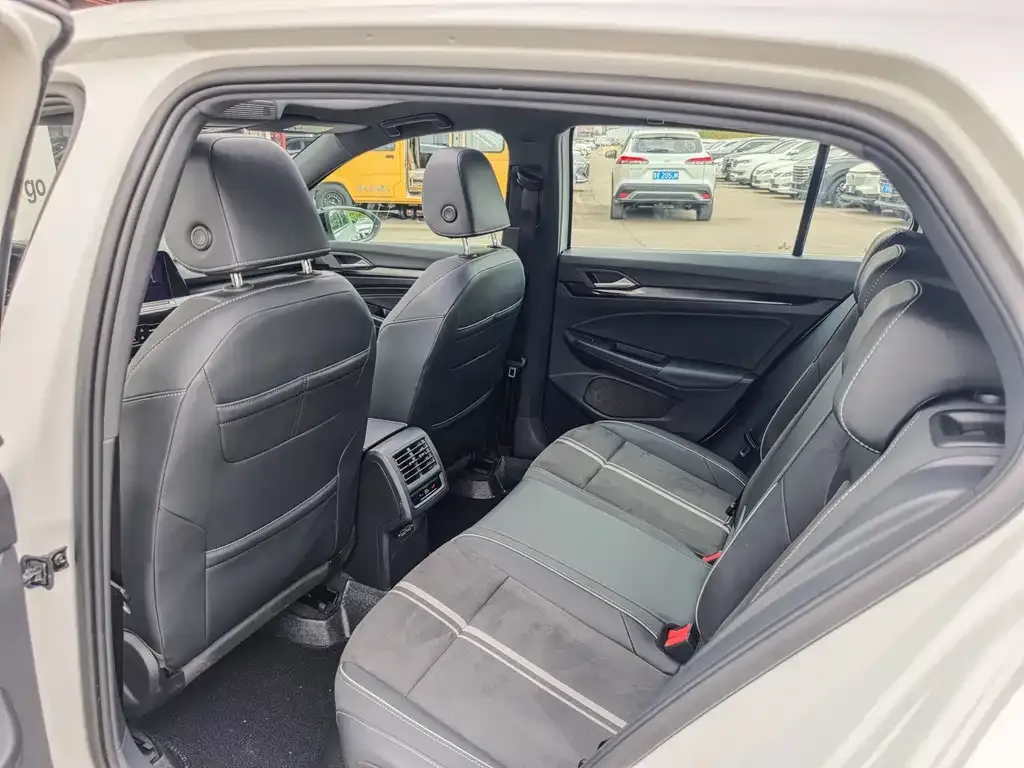 Volkswagen Golf 2023 из CN, фото 5