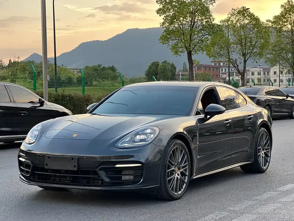 Porsche Panamera — фото 1