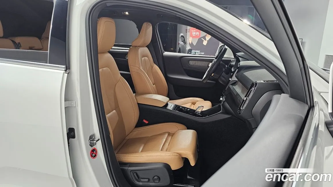 Volvo XC40 — фото 10