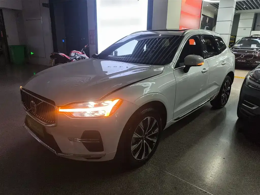 Volvo XC60 — фото 1