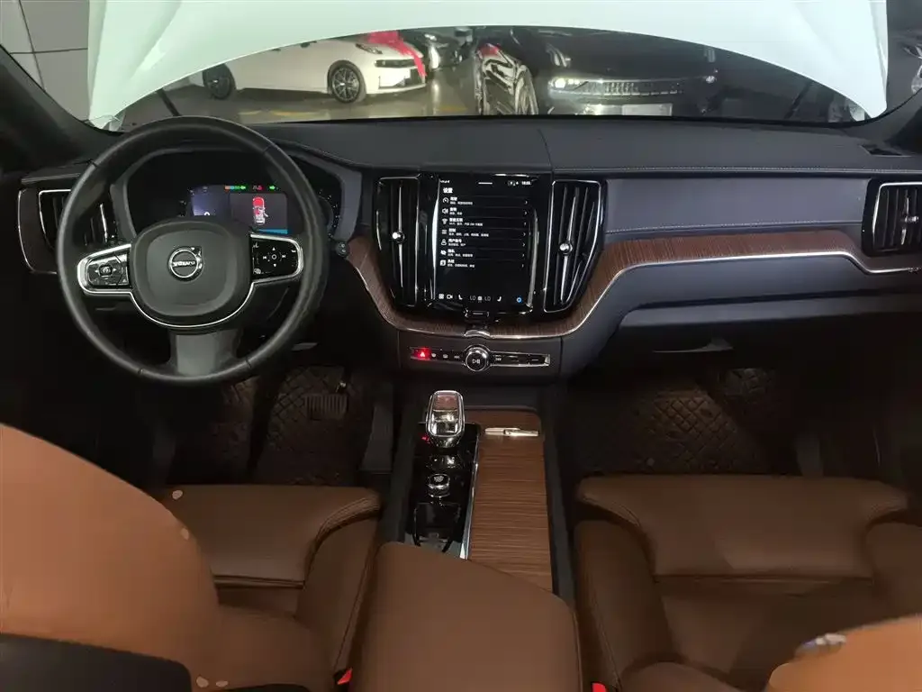 Volvo XC60 — фото 10