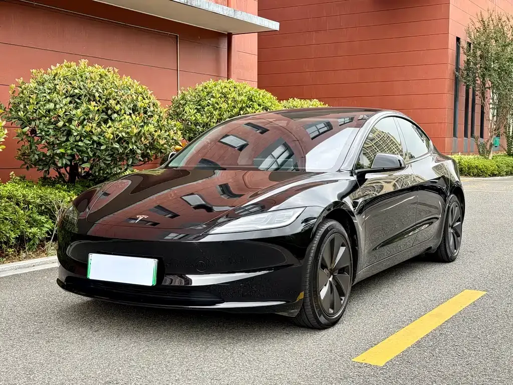 Tesla Model 3 — фото 1