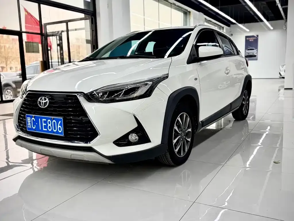 Toyota Yaris L — фото 1