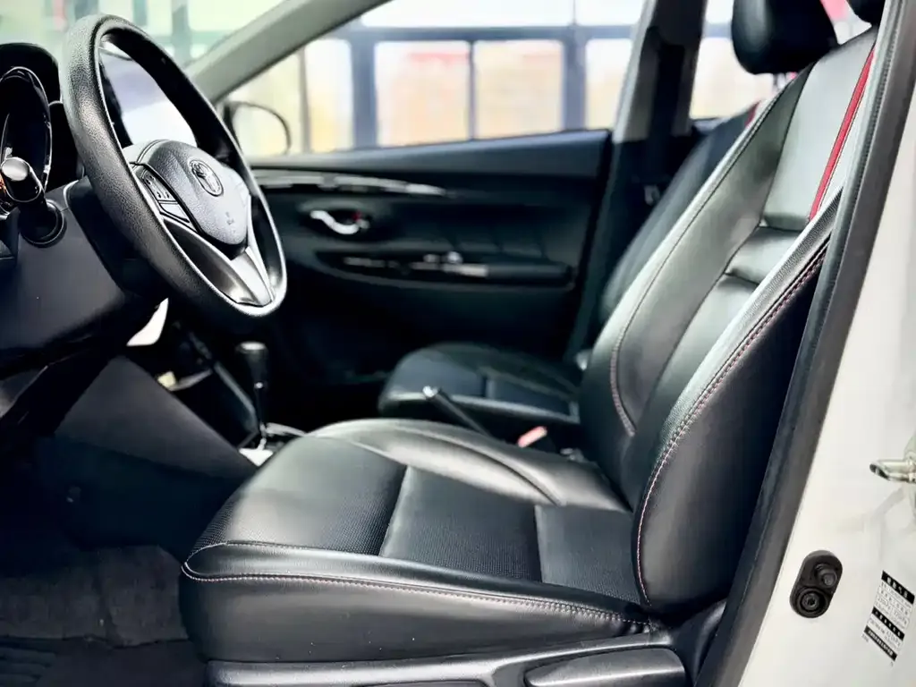 Toyota Yaris L — фото 10