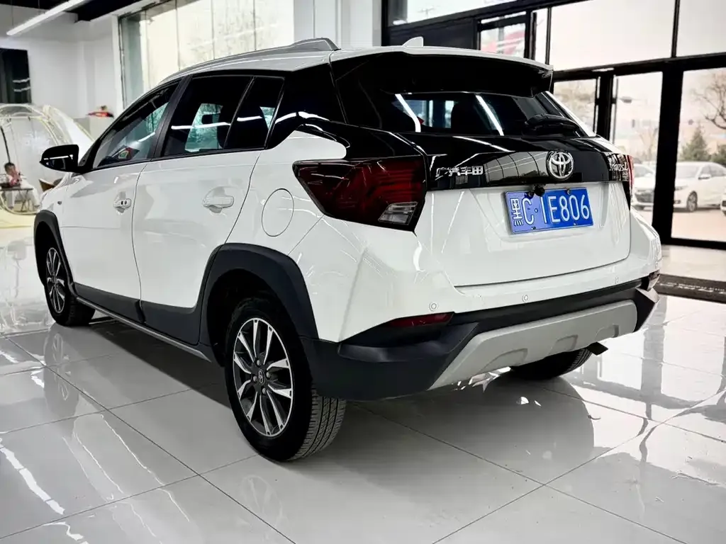 Toyota Yaris L — фото 4