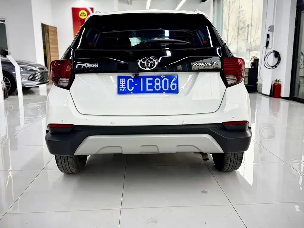 Toyota Yaris L — фото 5