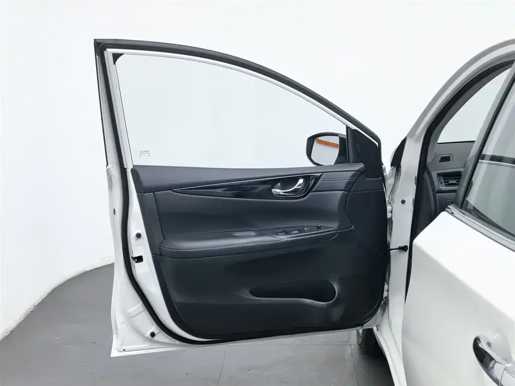 Nissan Tiida — фото 8