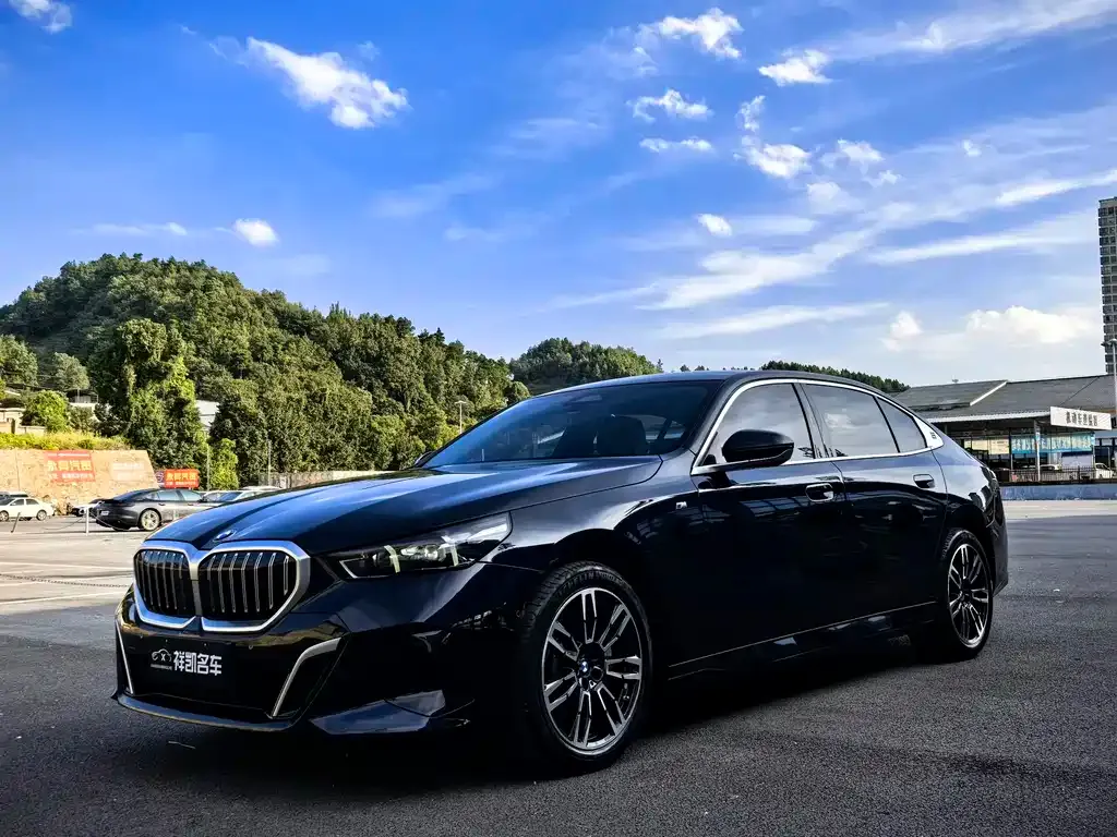 BMW 5 Series — фото 1
