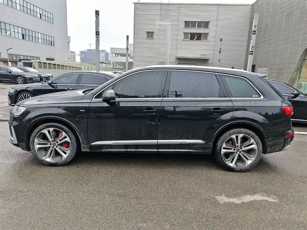 Audi Q7 2024 из CN, фото 3