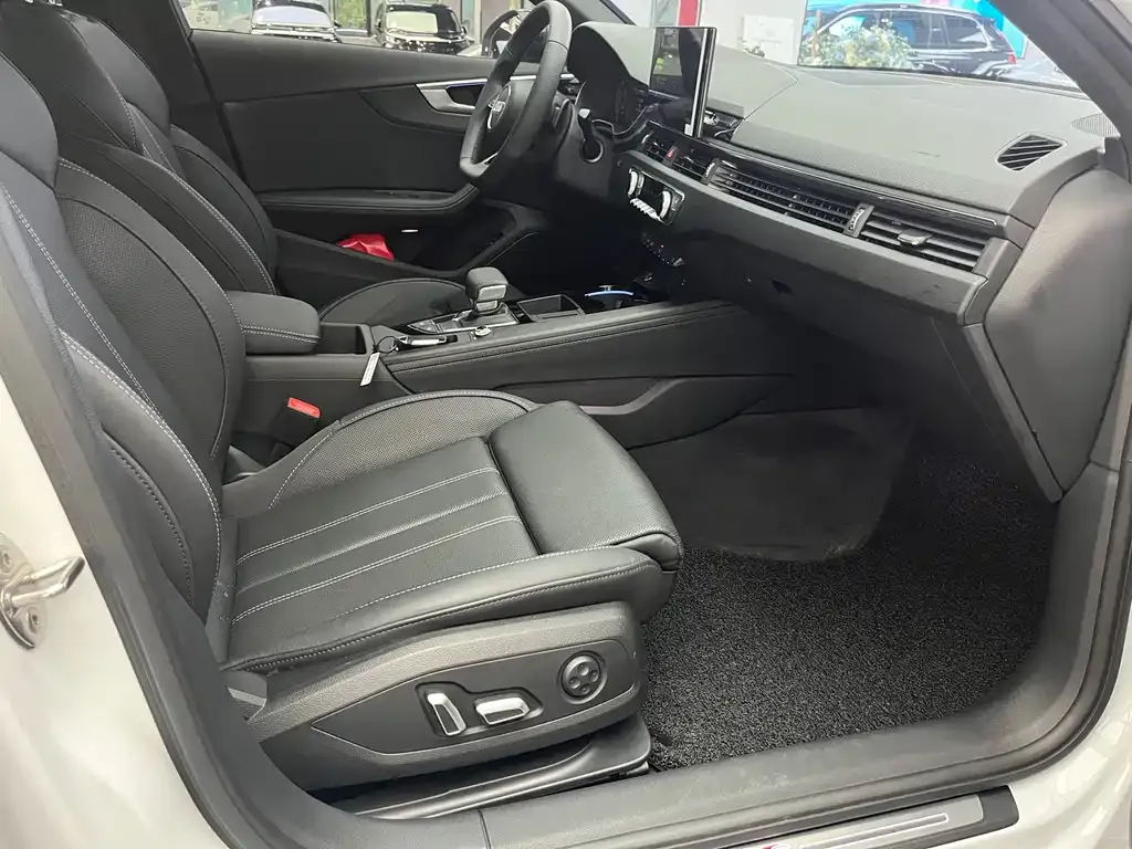 Audi A4L 2024 из CN, фото 10