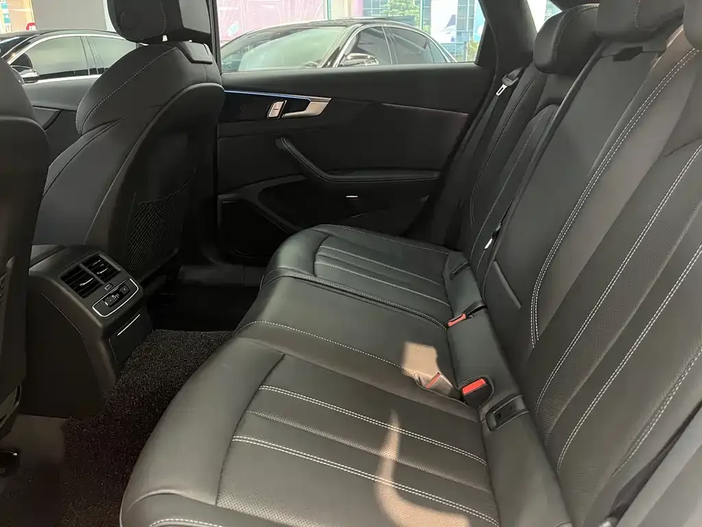 Audi A4L 2024 из CN, фото 8