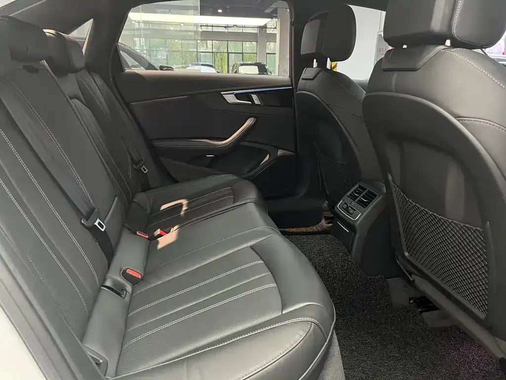 Audi A4L 2024 из CN, фото 9