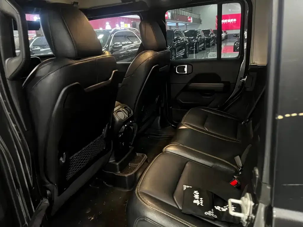 Jeep Wrangler — фото 10