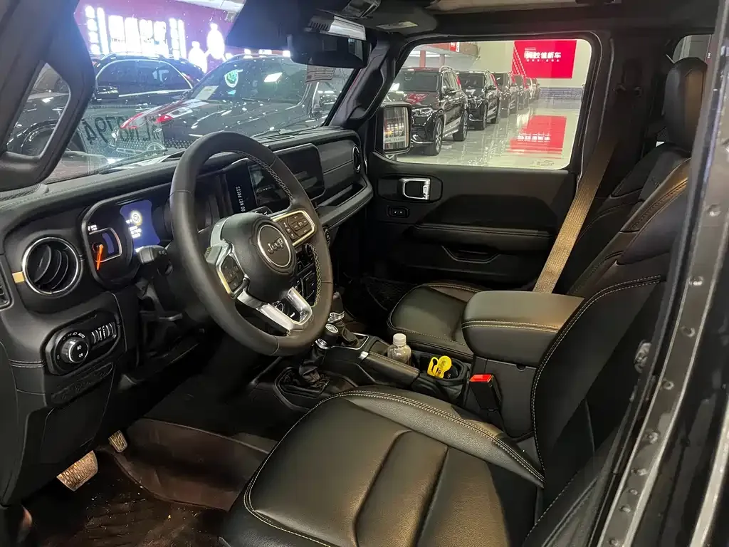 Jeep Wrangler — фото 7