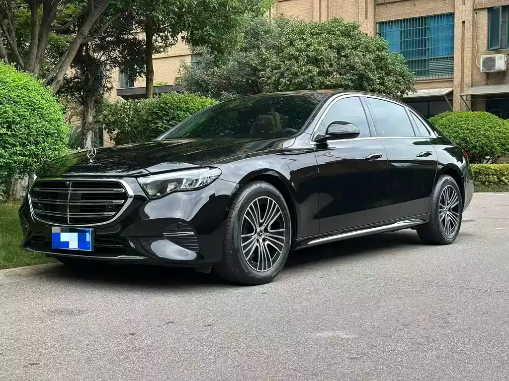 Mercedes-Benz E-Class — фото 1