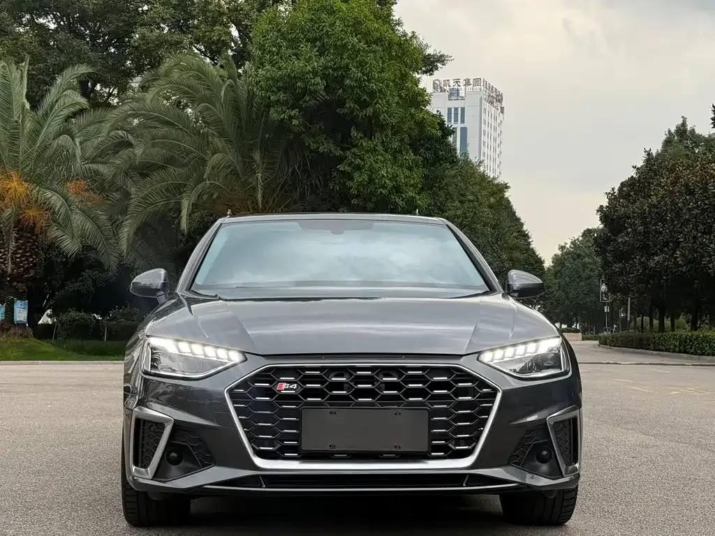 Audi A4L 2022 из CN, фото 2