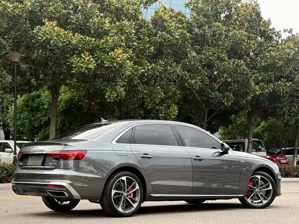 Audi A4L 2022 из CN, фото 9