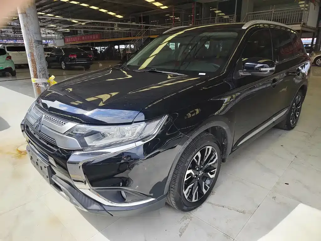 Mitsubishi Outlander — фото 1