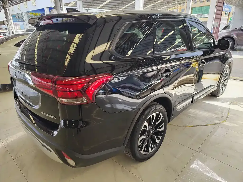 Mitsubishi Outlander — фото 4