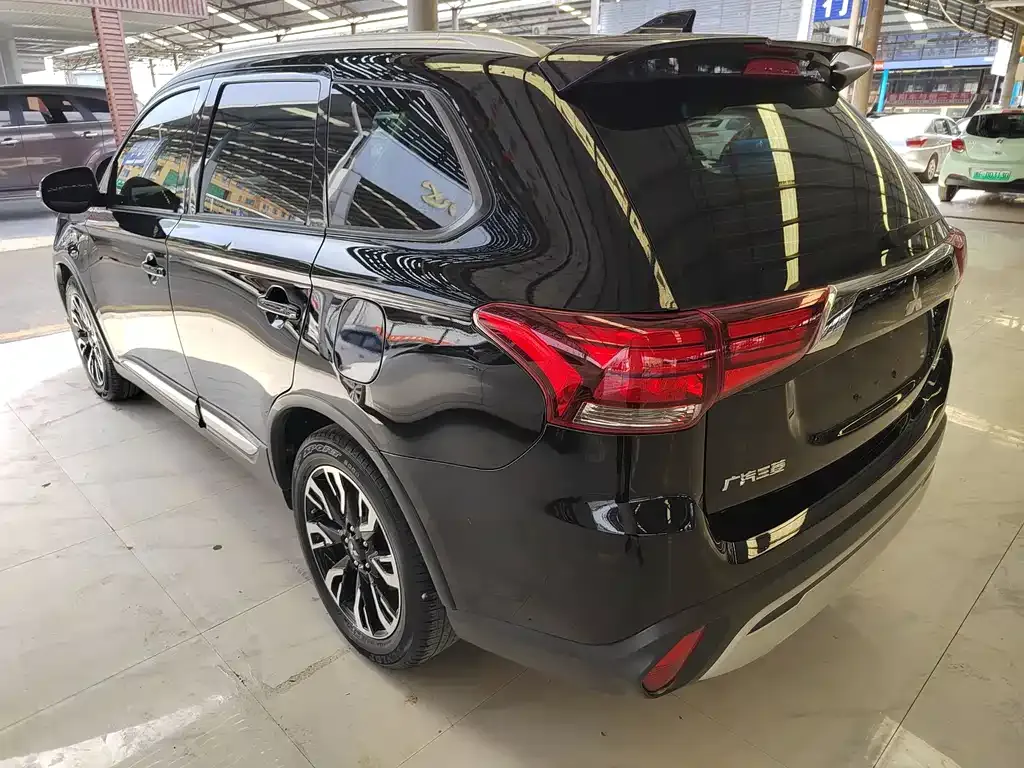 Mitsubishi Outlander — фото 6